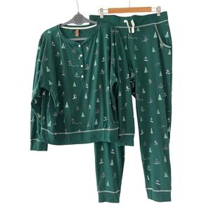 Denver Hayes Skiing Winter Christmas Pajamas Large